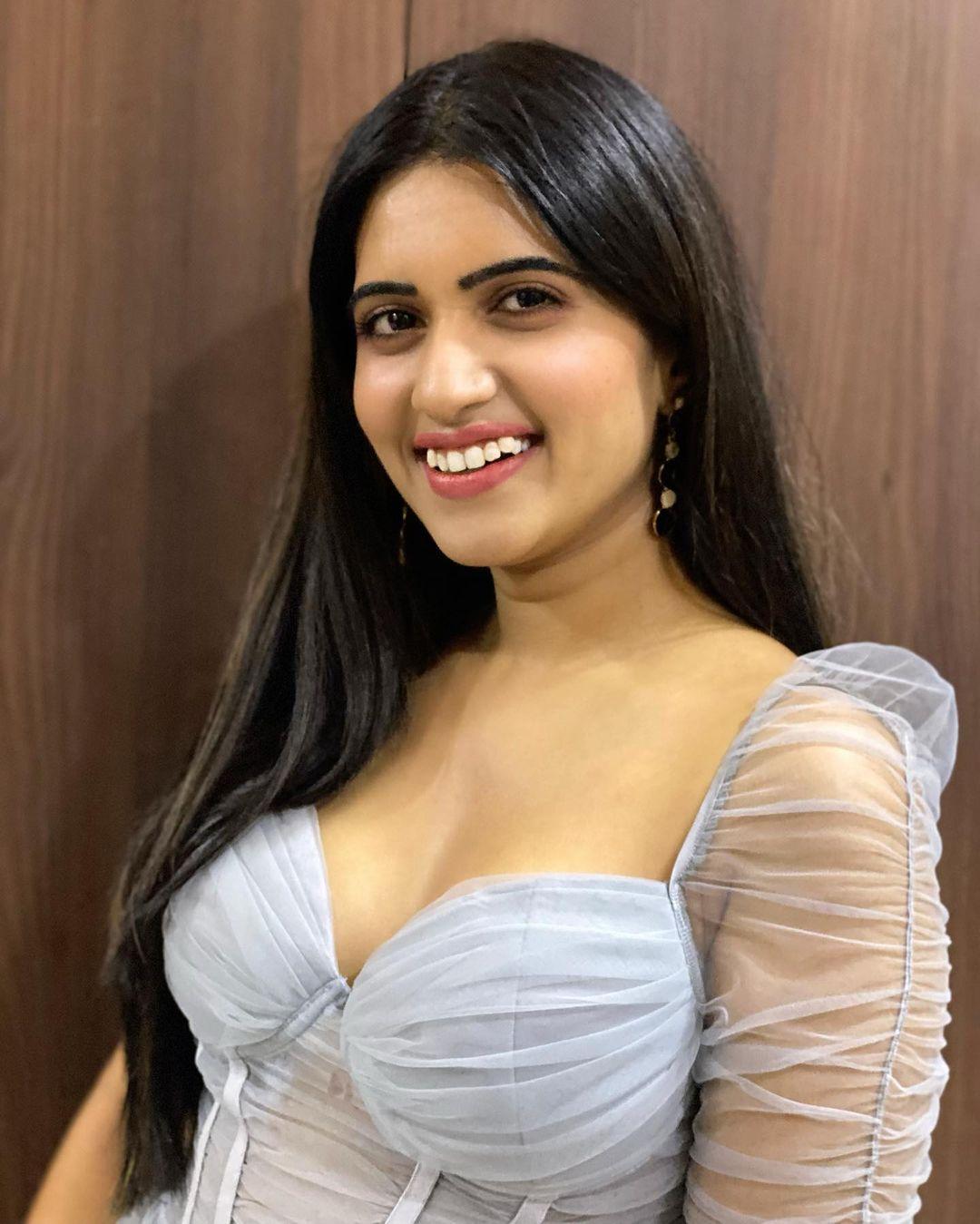 Beautiful and sexy stills | Anchor Sravanthi Chokkarapu latest hot Photoshoot