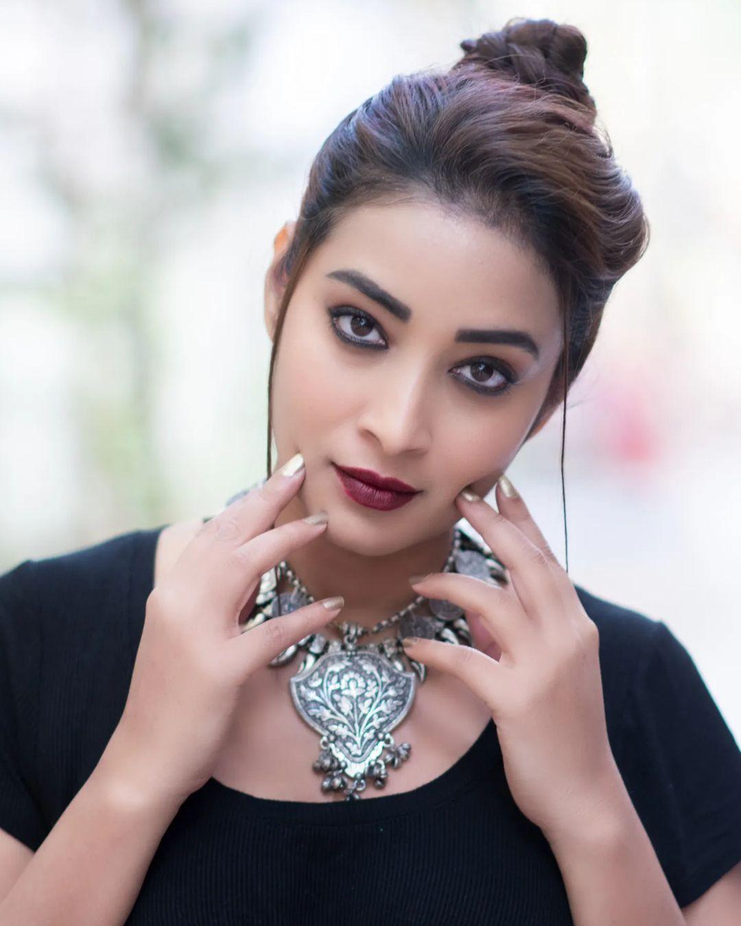 Beautiful and sexy stills | Bhanu shree beautiful and cute photos in black dress