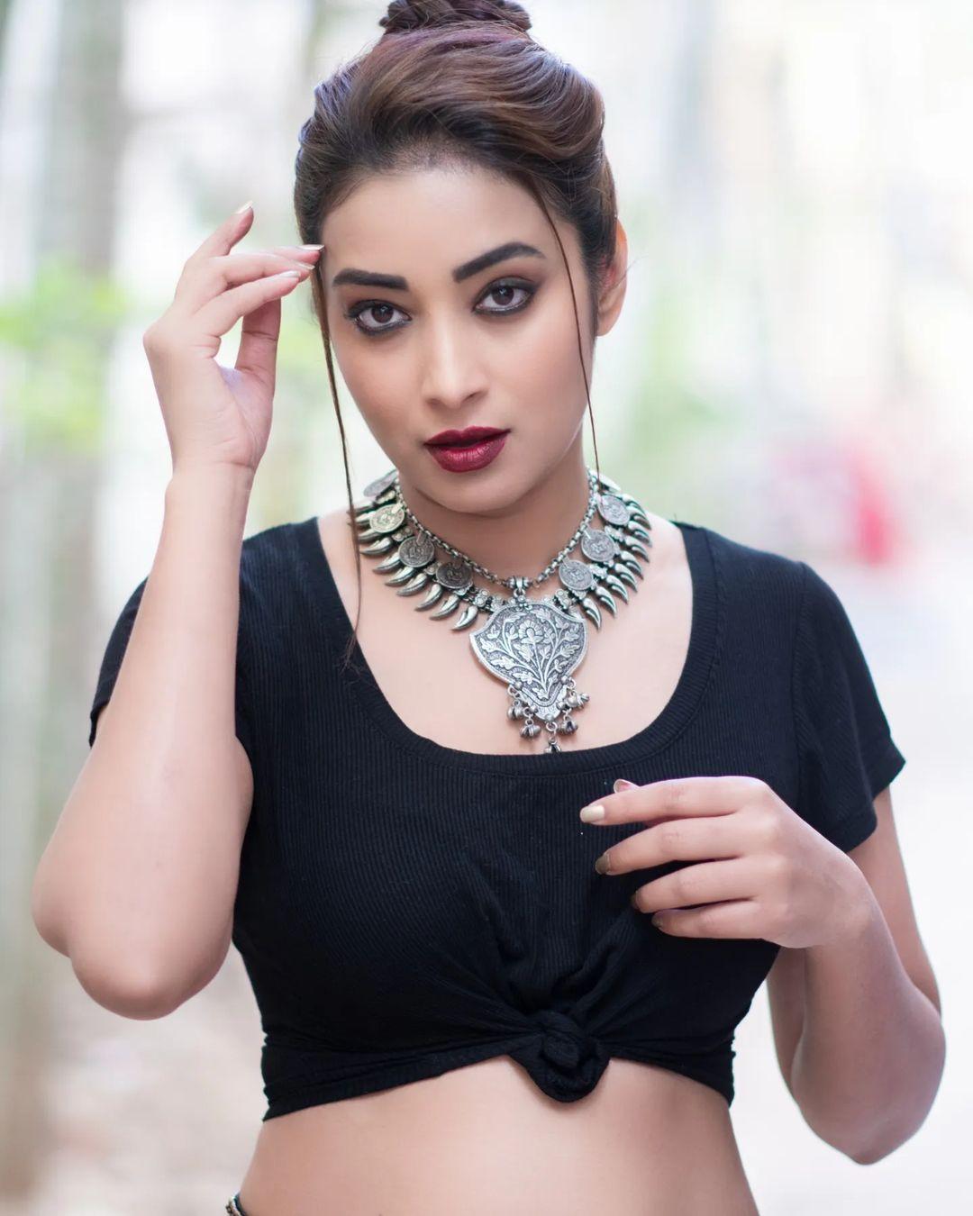 Exposing hot and cute stills | Bhanu shree beautiful and cute photos in black dress
