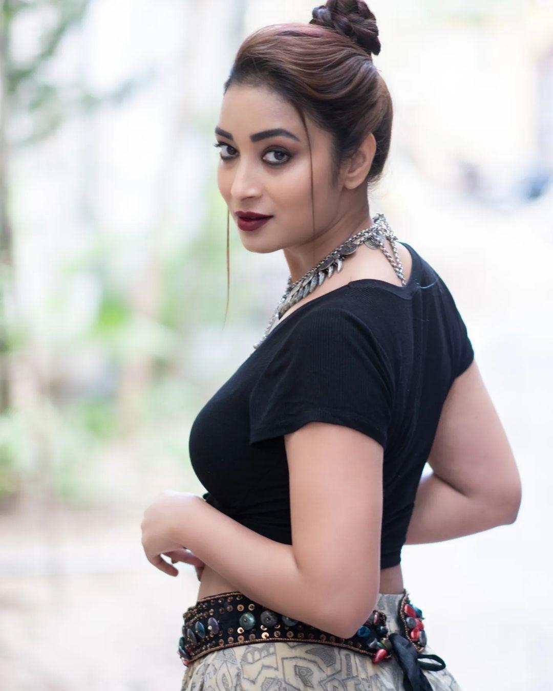 Exposing hot photos gallery | Bhanu shree beautiful and cute photos in black dress