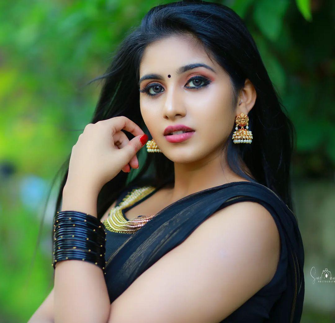 Exposing hot photos gallery | Maneesha Mahesh in black saree hot and sexy photoshoot