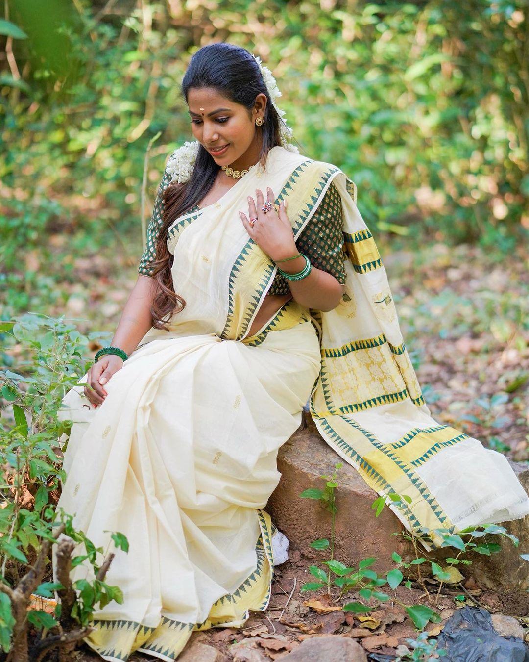 Exposing hot photos gallery | Suvitha Rajendran in Kasavu Saree hot and sexy photoshoot