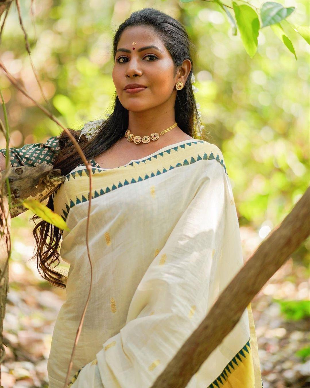 Exposing latest hot photos | Suvitha Rajendran in Kasavu Saree hot and sexy photoshoot