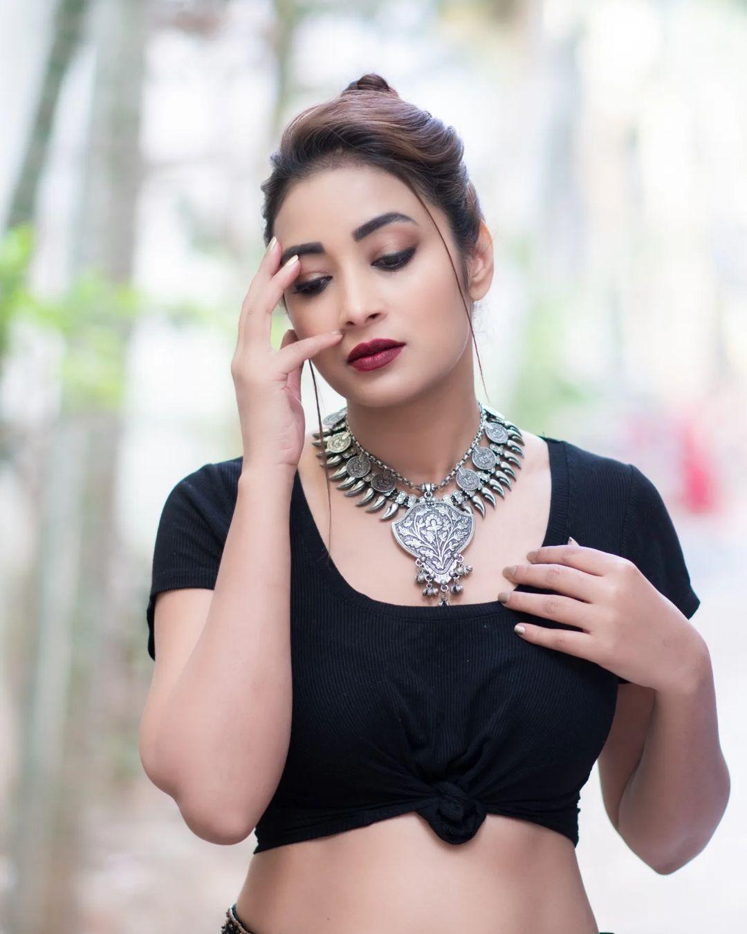 Very glamours and cute stills | Bhanu shree beautiful and cute photos in black dress