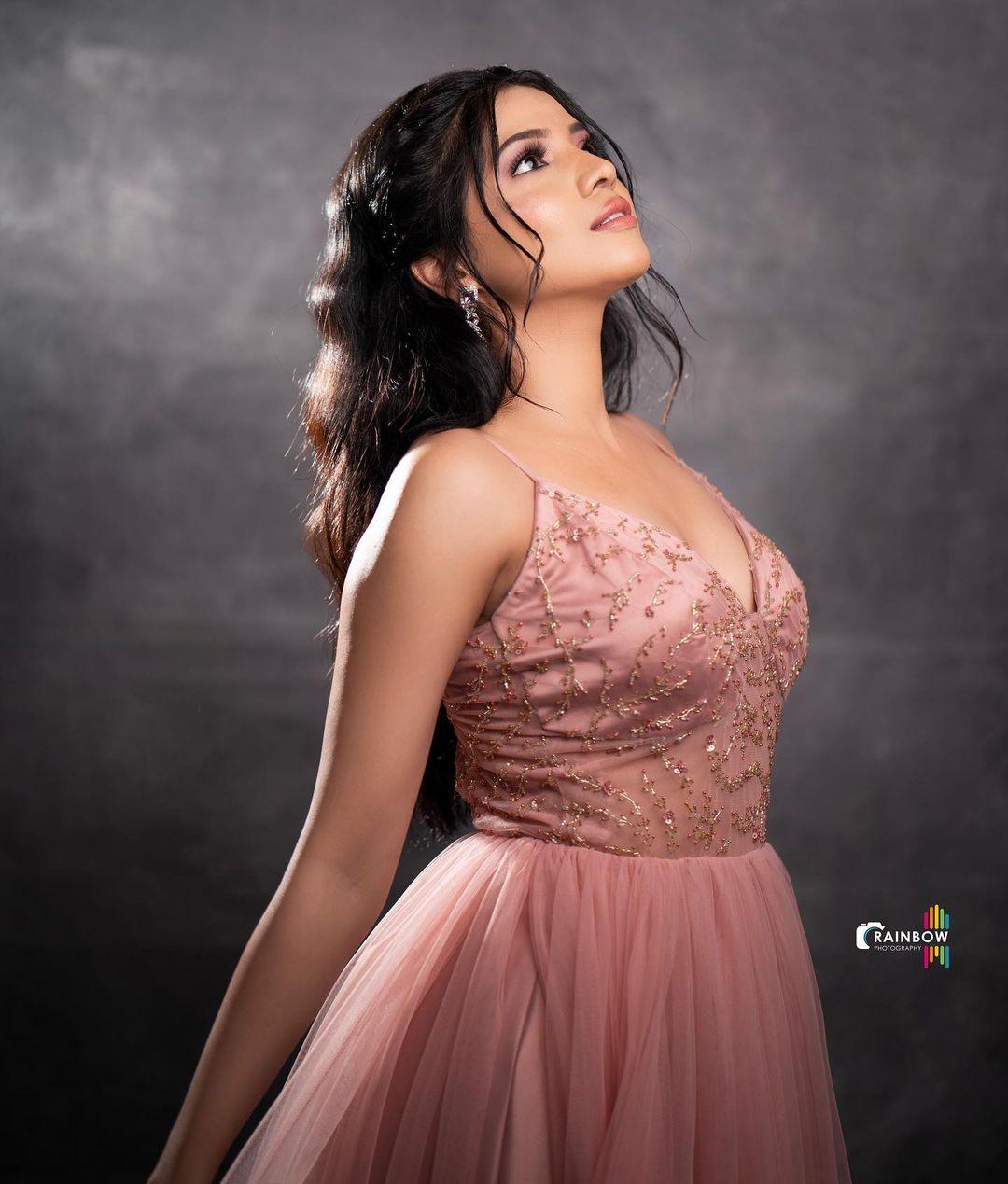 Exclusive hot and spicy stills | Kaashima Rafi very stylish and glamours photos