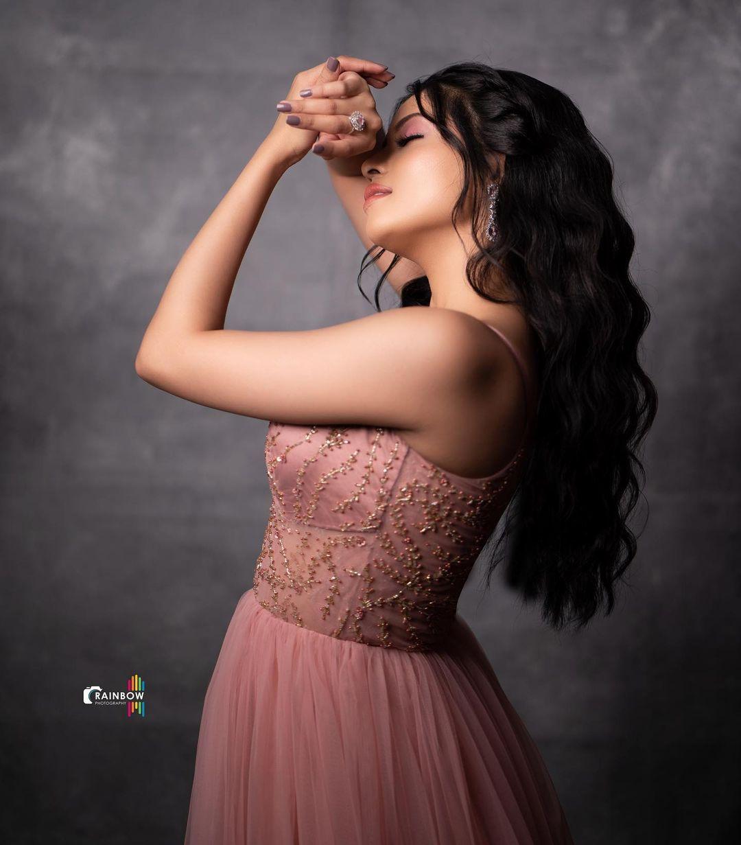 Exposing hot photos gallery | Kaashima Rafi very stylish and glamours photos