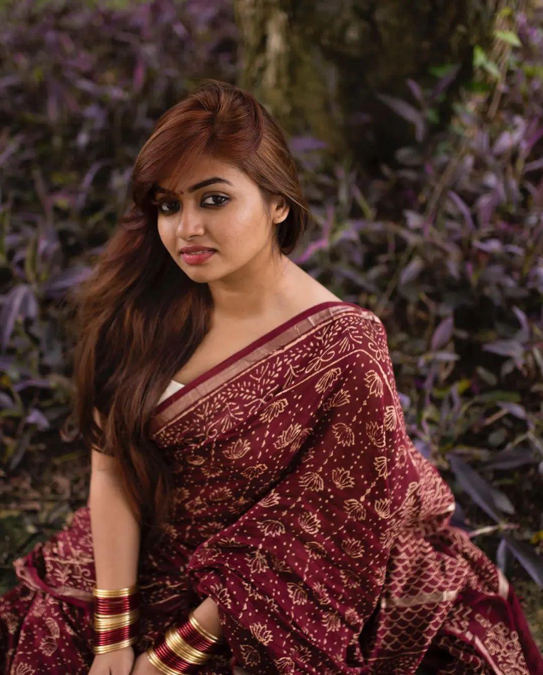 Glamours and cute stills| Shalin Zoya in saree hot and sexy photoshoot
