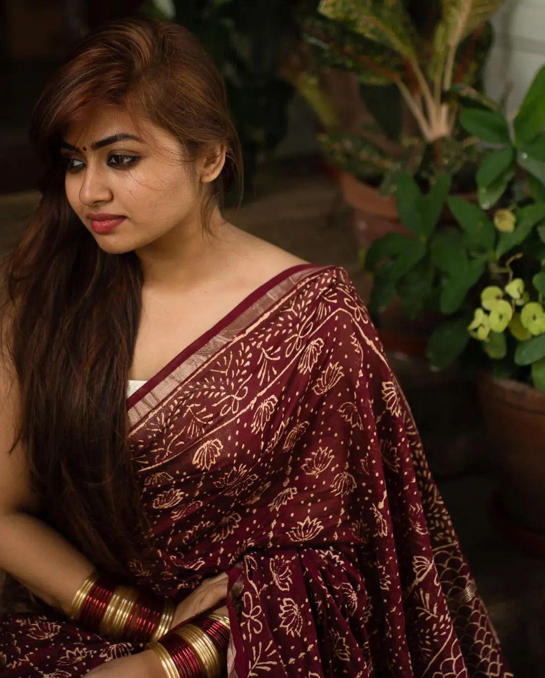 Very cute and sexy stills| Shalin Zoya in saree hot and sexy photoshoot