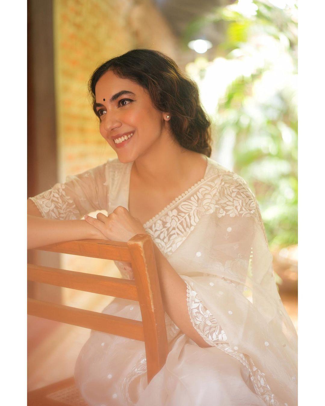Beautiful and glamours Saree fashion | Ritu Varma in white transparent saree hot and sexy stills
