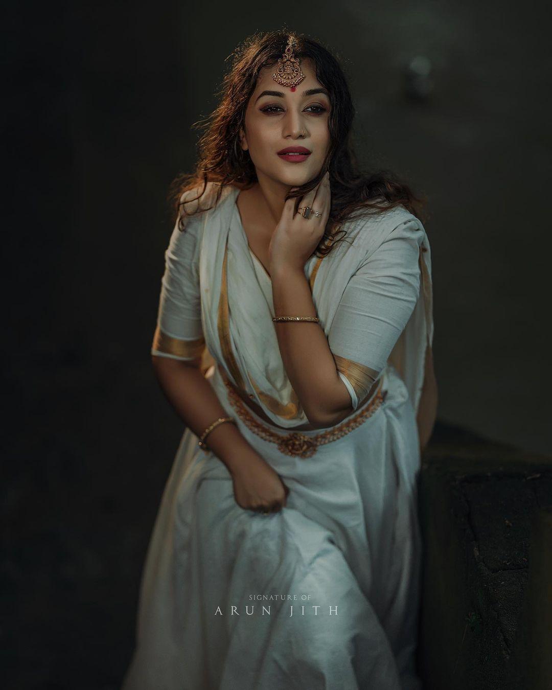 Beautiful and glamours photos | Parvathy R Krishna in beautiful and sexy wet dress photos
