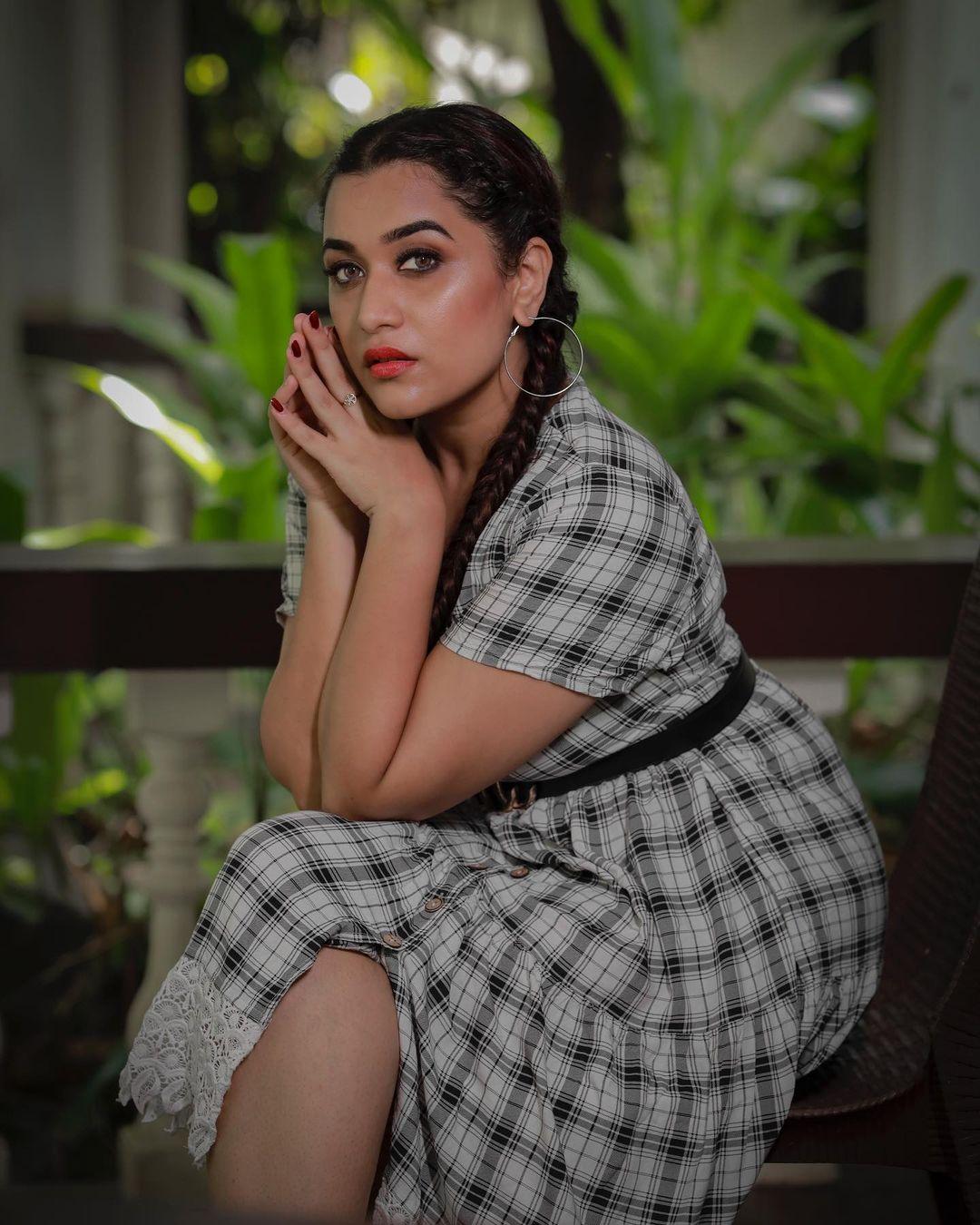 Beautiful and glamours photos | Parvathy R Krishna stylish and glamours photos gallery