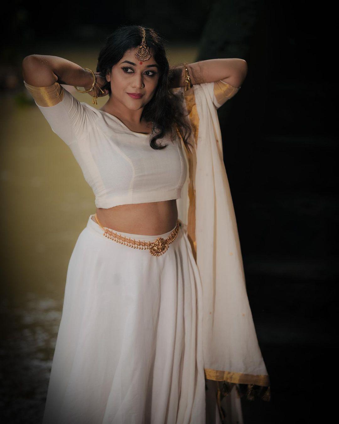 Exposing hot photos | Parvathy R Krishna in beautiful and sexy wet dress photos