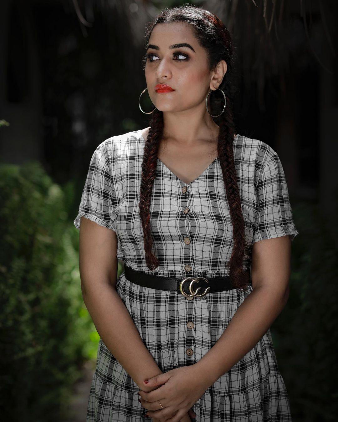 Glamours and cute stills | Parvathy R Krishna stylish and glamours photos gallery