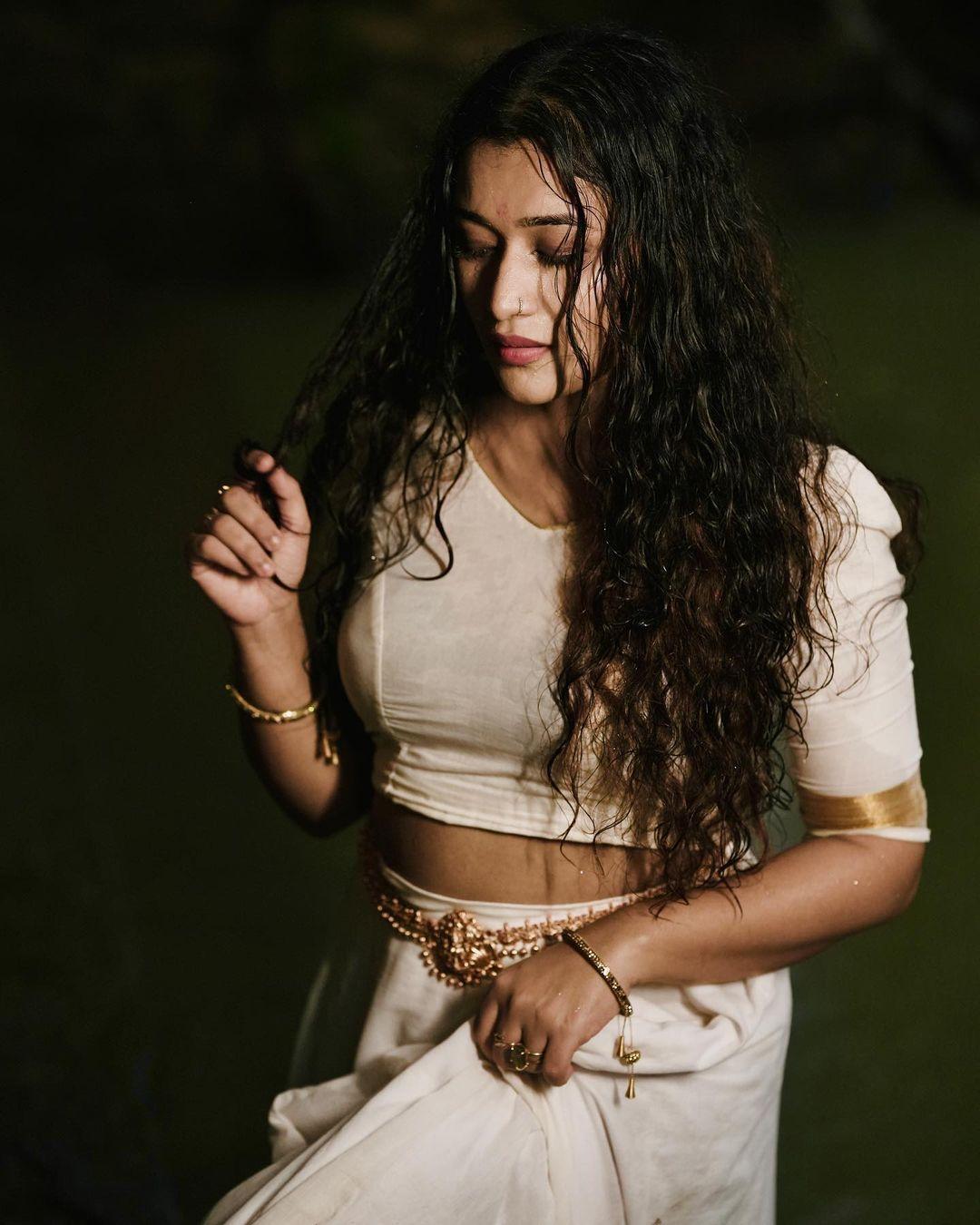 South Indian Actress hot photos | Parvathy R Krishna in beautiful and sexy wet dress photos
