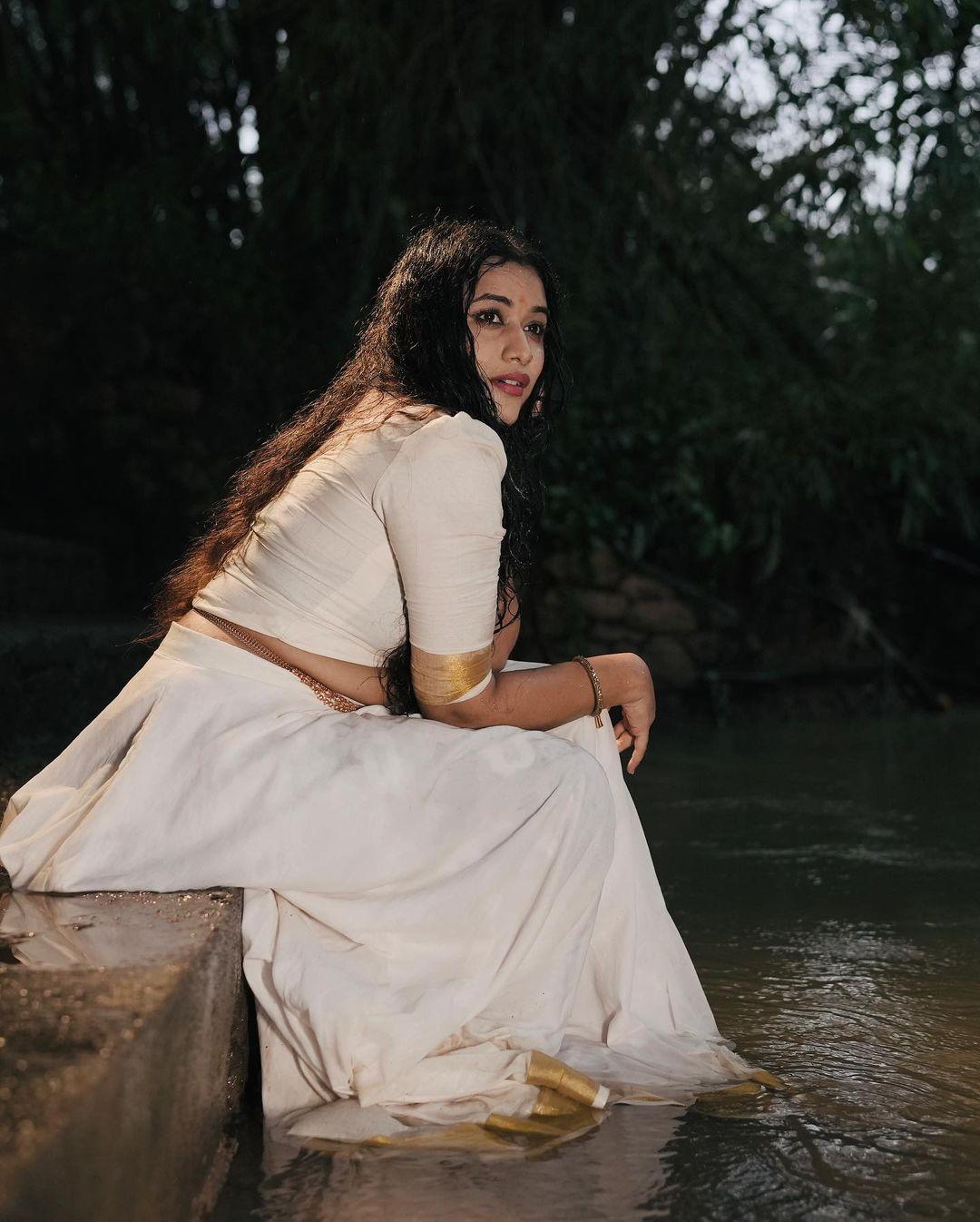 Very glamours and cute stills | Parvathy R Krishna in beautiful and sexy wet dress photos