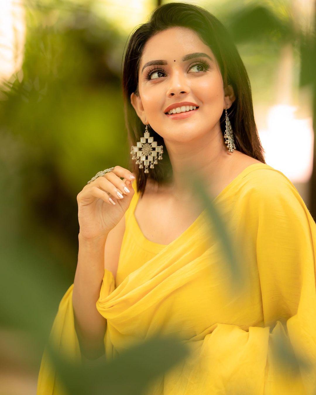 Exclusive hot photos gallery | Mahima Nambiar in transparent yellow saree hot photos