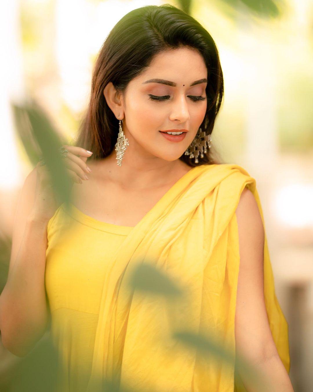 Glamorous and cute stills | Mahima Nambiar in transparent yellow saree hot photos