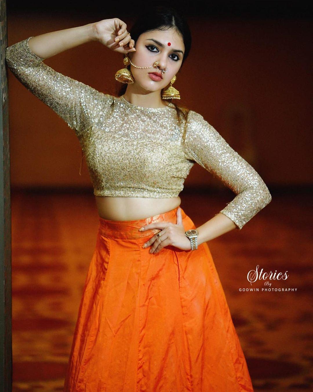 Very glamours and cute stills | Gayathri Suresh very glamours in blouse hot photos