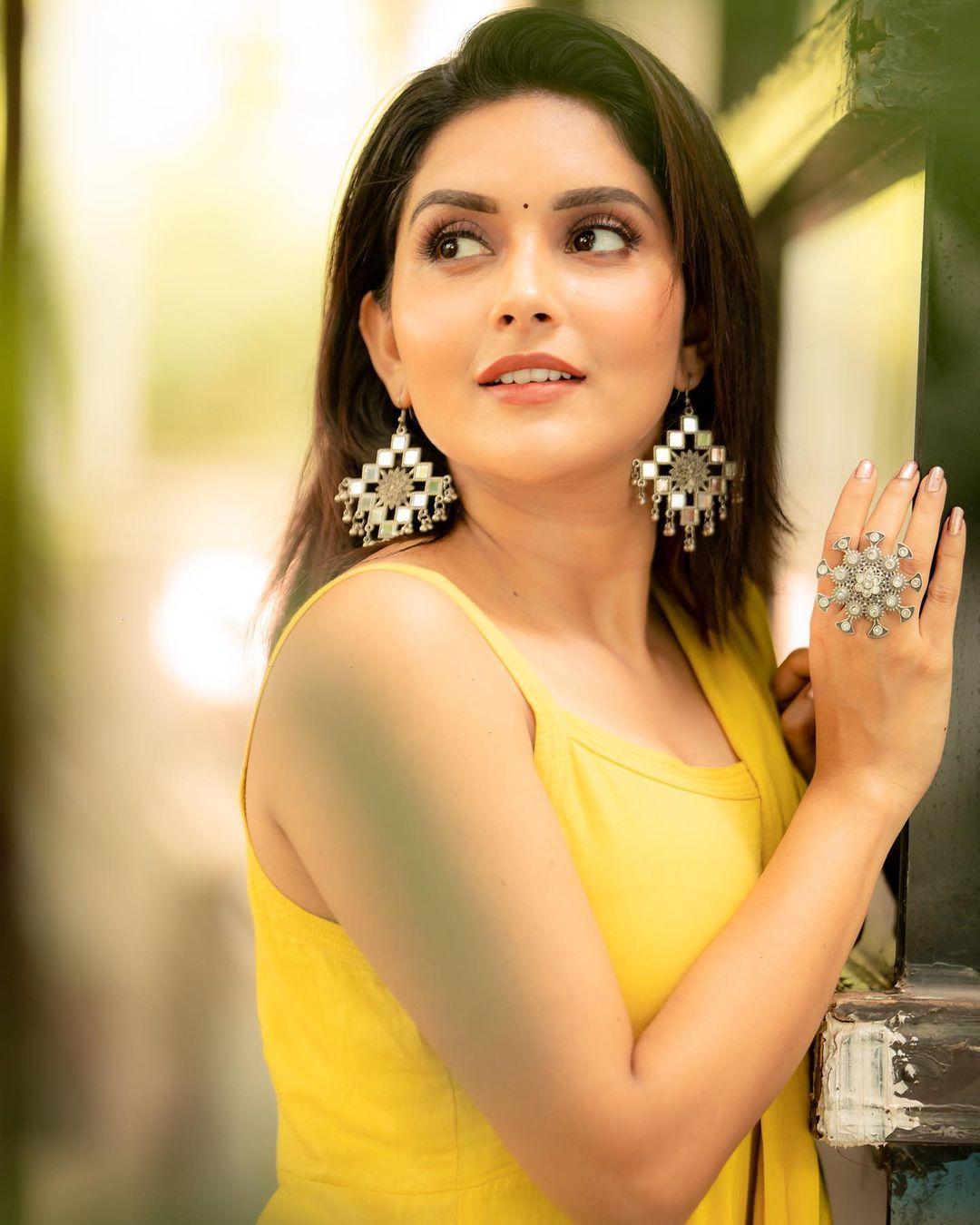 Very glamours and cute stills | Mahima Nambiar in transparent yellow saree hot photos
