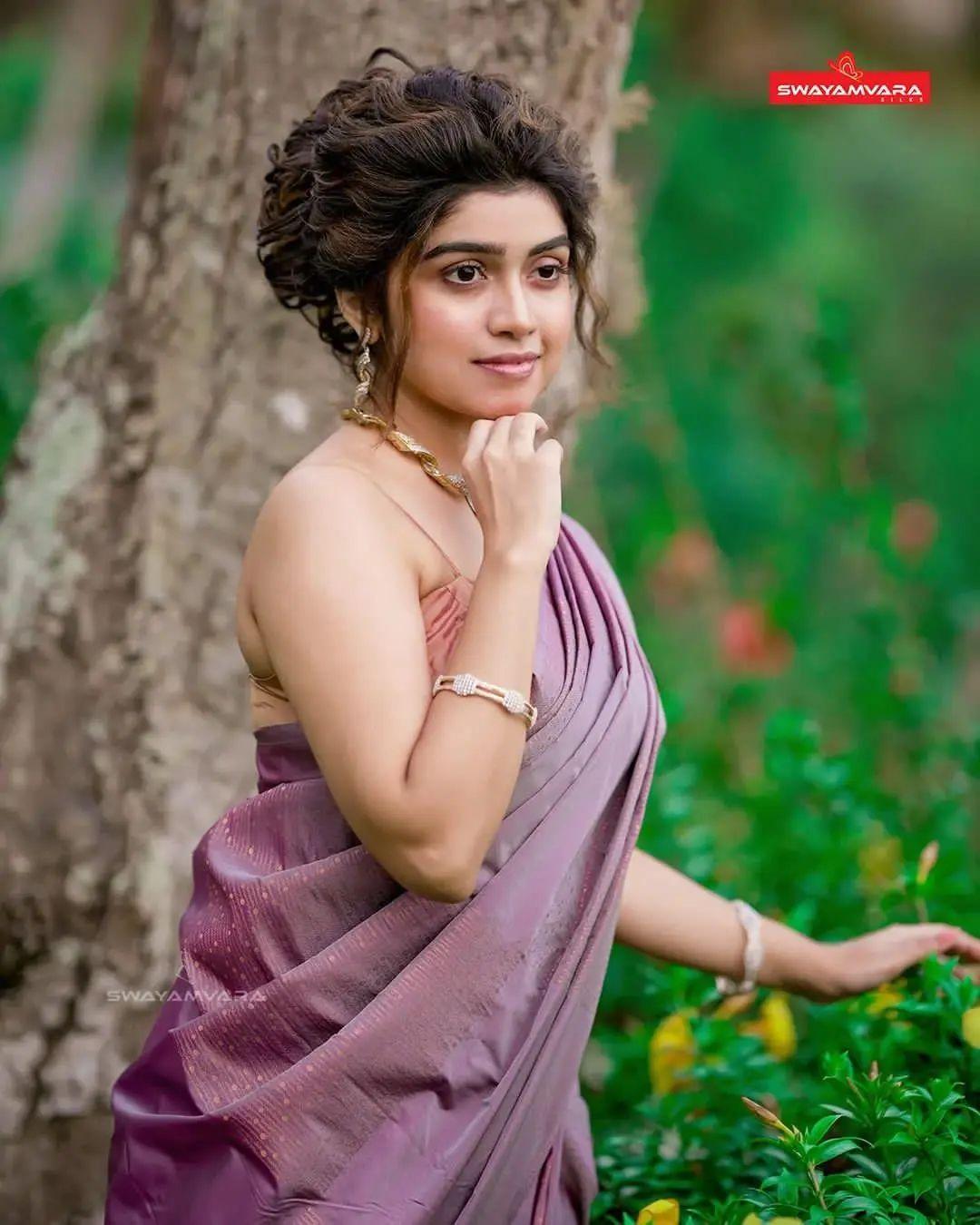 Beautiful and cute picture | Manasa radhakrishnan in sleeveless blouse and glamours photos