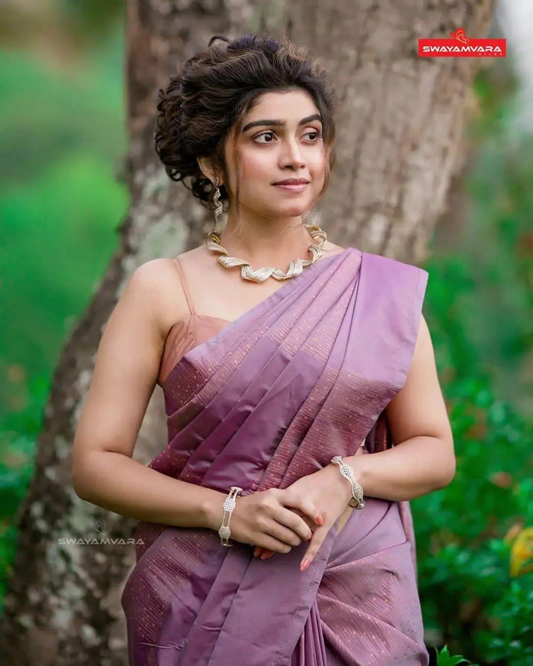 Malayalam Actress hot photos | Manasa radhakrishnan in sleeveless blouse and glamours photos