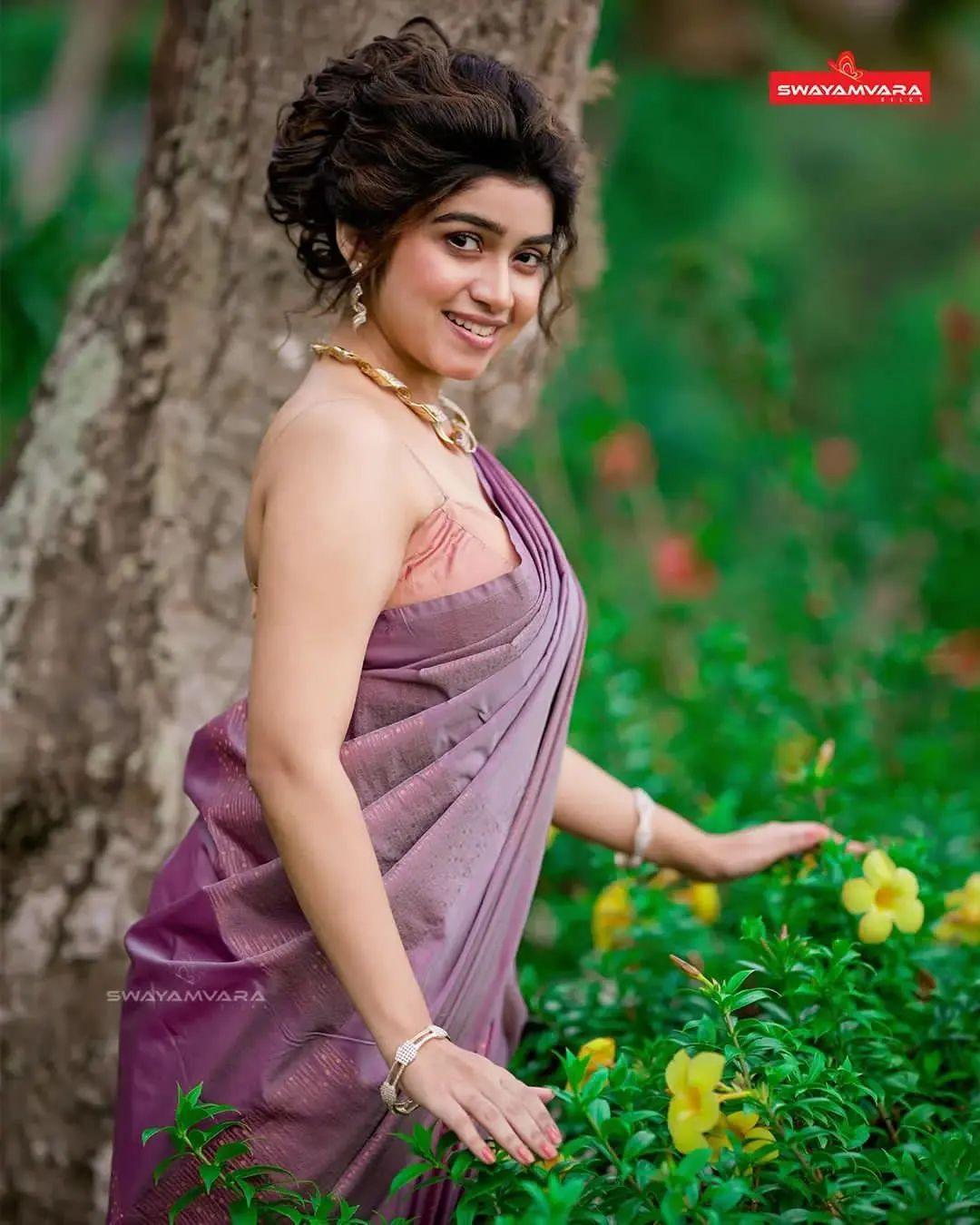 Very attractive and cute stills | Manasa radhakrishnan in sleeveless blouse and glamours photos