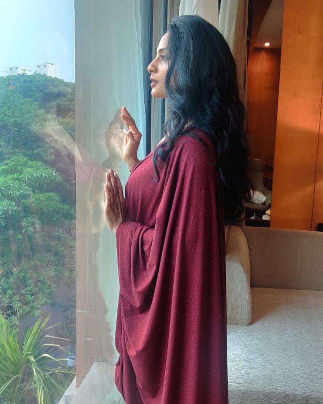 Very hot and spicy photos | Sriya Reddy beautiful and sexy hot photos gallery