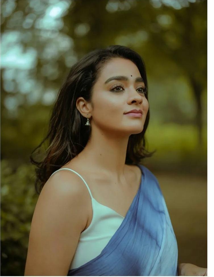 Beautiful and cute picture | Gayathrie Shankar in sleeveless blouse and saree hot photos