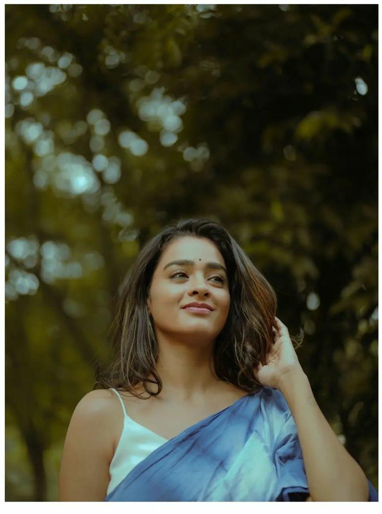 Beautiful and glamours photos | Gayathrie Shankar in sleeveless blouse and saree hot photos