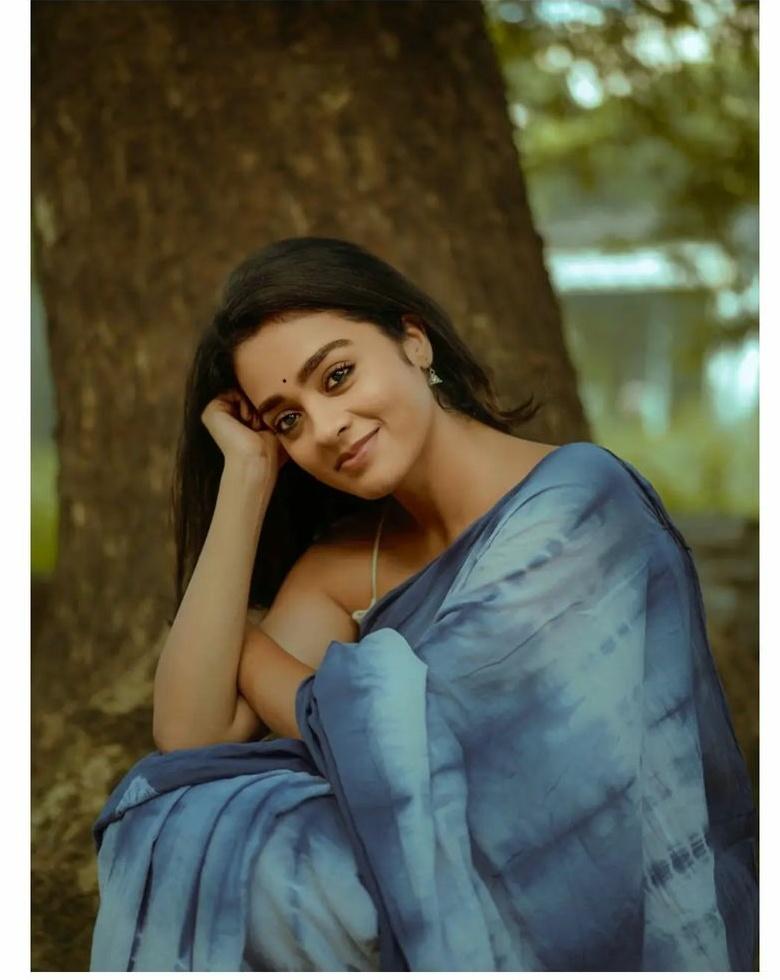 South Indian Actress hot photos | Gayathrie Shankar in sleeveless blouse and saree hot photos