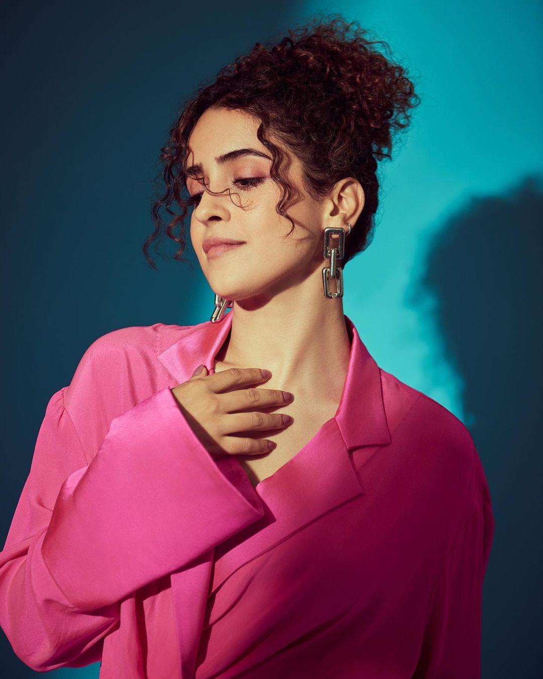 Bollywood actress hot photos | Sanya Malhotra looking very glamours and cute stills
