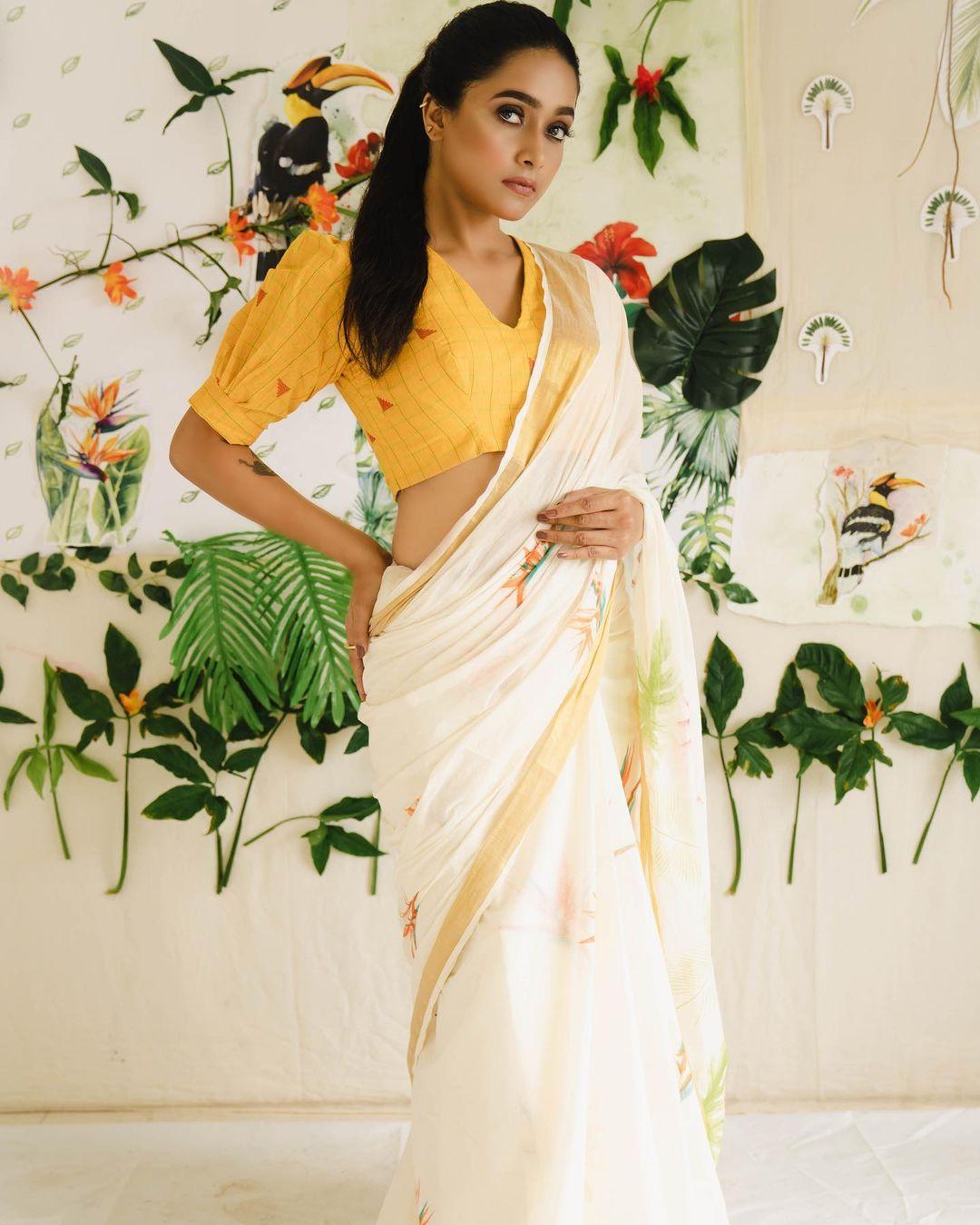 Malayalam Actress hot photos | Sharanya R Nair in saree exposing hot photos gallery