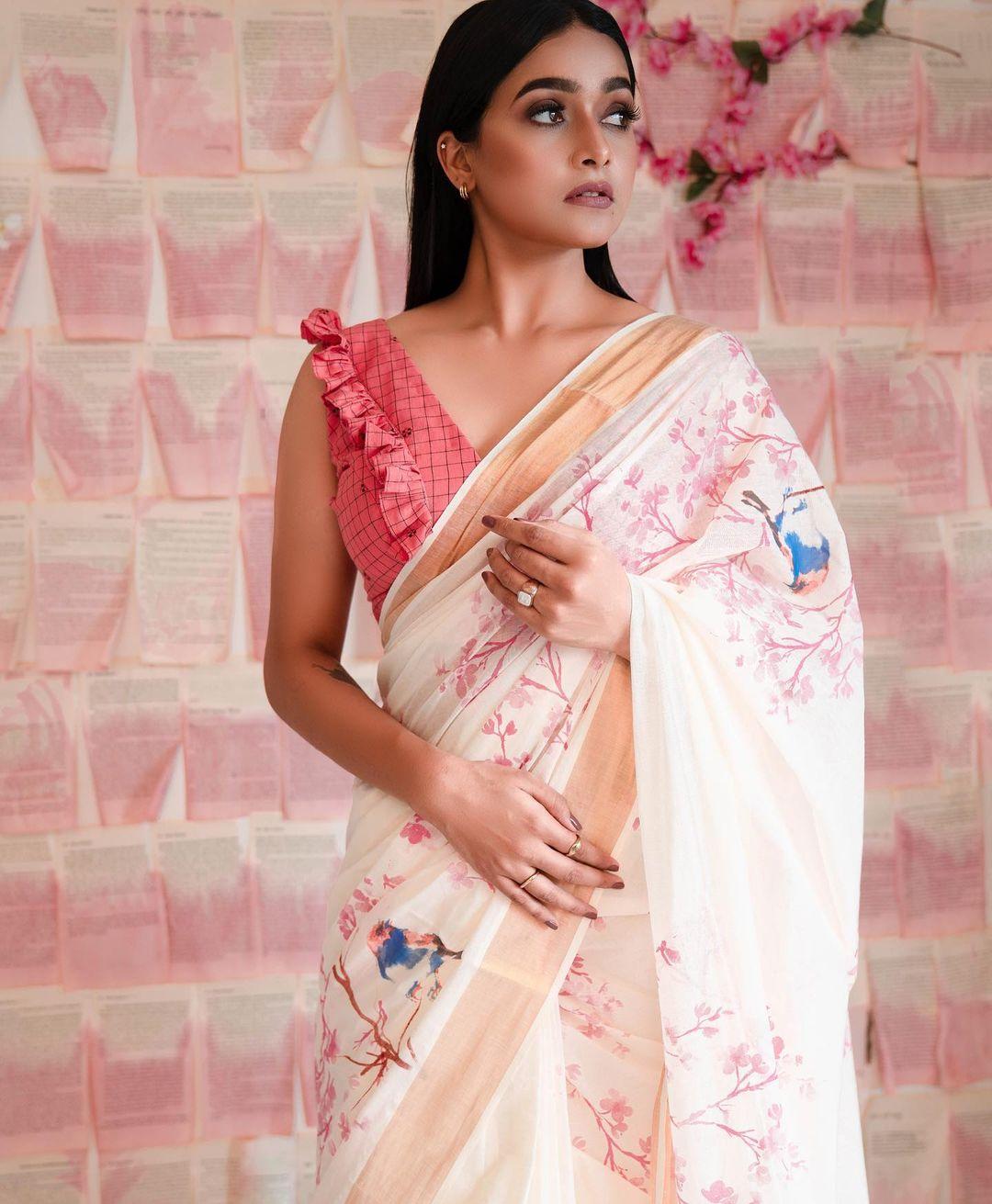 Saree hot and spicy photos | Sharanya R Nair in saree very glamours and cute stills