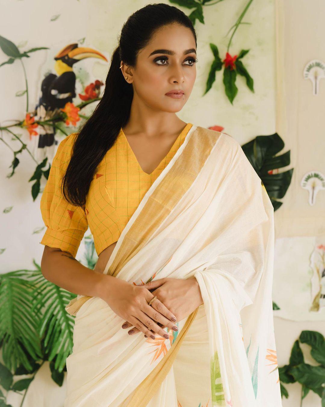 South Indian Actress hot photos | Sharanya R Nair in saree exposing hot photos gallery