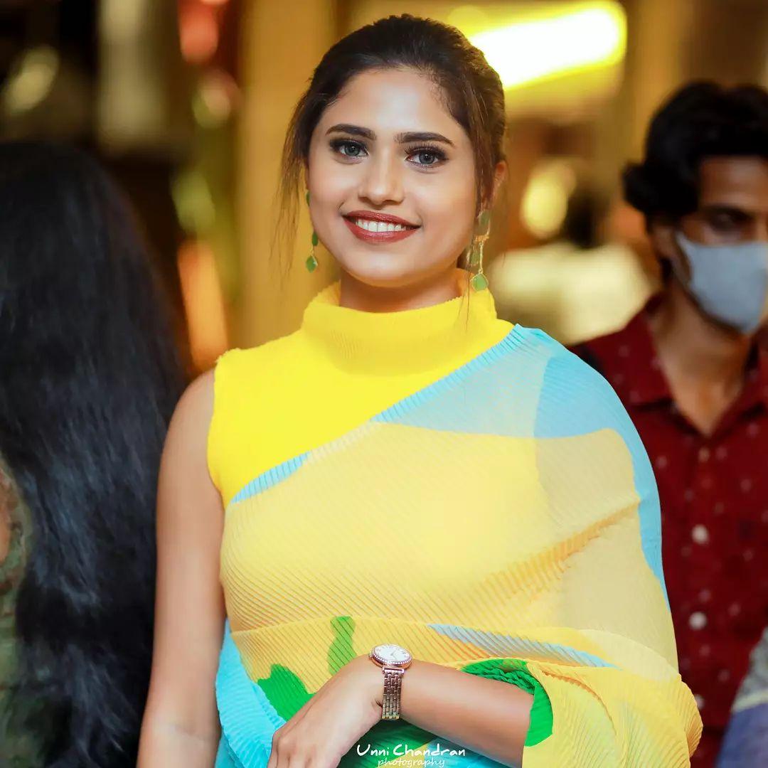 Hot and sexy stills | Anju Krishna Ashok in yellow saree hot photos