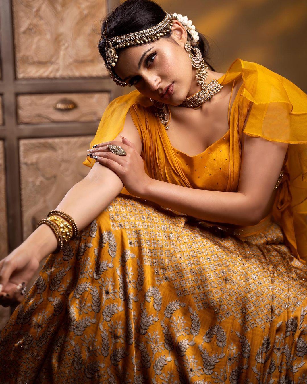 Anchor hot photos gallery | Shanu Suresh very glamours and cute photos in yellow dress