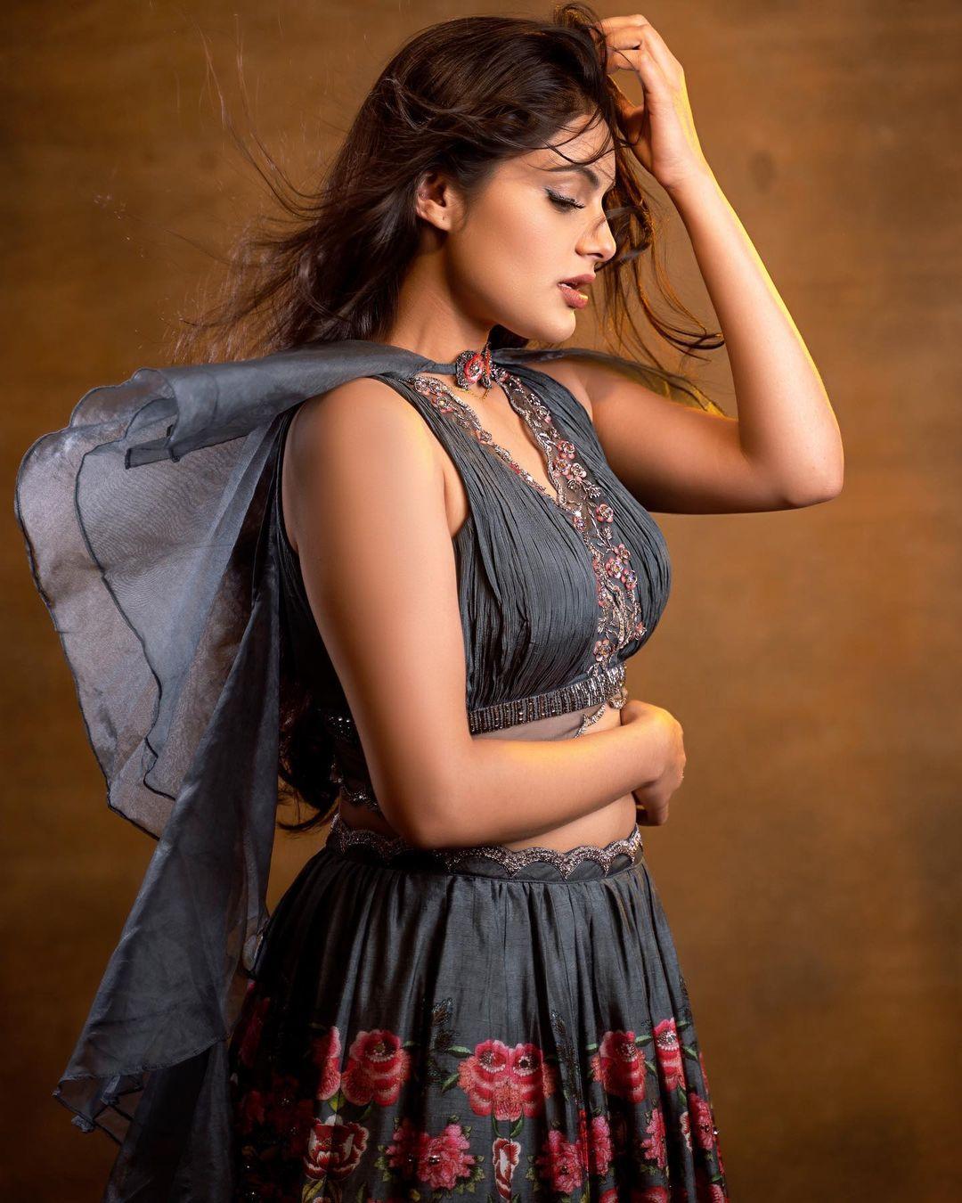 Beautiful and cute stills | Shanu Suresh very stylish and glamours photos
