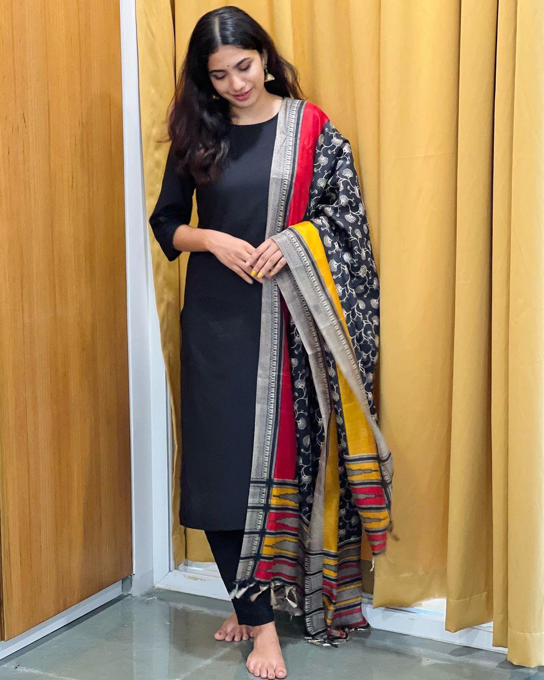 Beautiful and glamours photos | Deepa Thomas very stylish and glamours photos