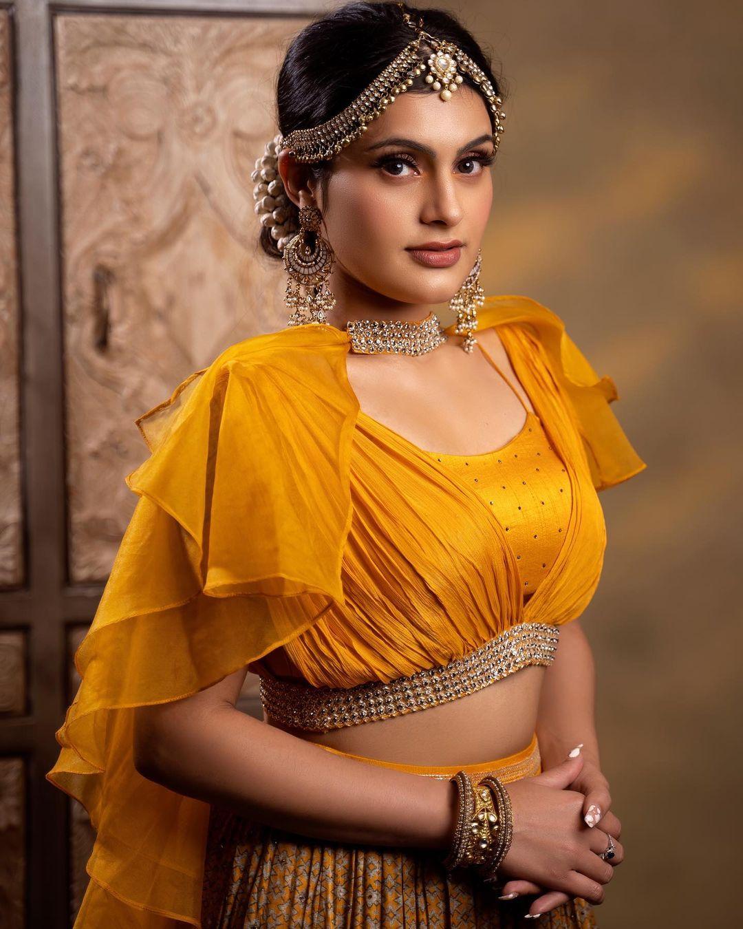 Beautiful and glamours photos | Shanu Suresh very glamours and cute photos in yellow dress