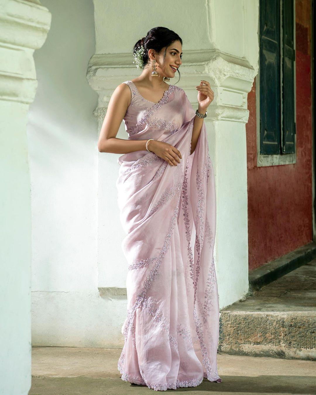 Beautiful and sexy photos | Deepa Thomas in sleeveless blouse and white saree hot photos