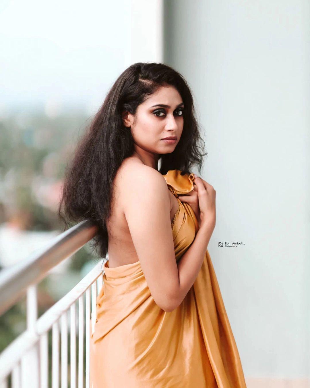 Beautiful and sexy photos | Janaki sudheer topless and wrapping towels hot photos gallery