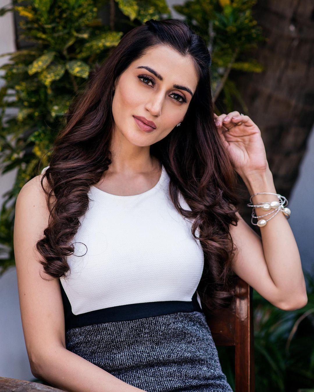 Cute and sexy photoshoot | Piya valecha latest hot and sexy photoshoot