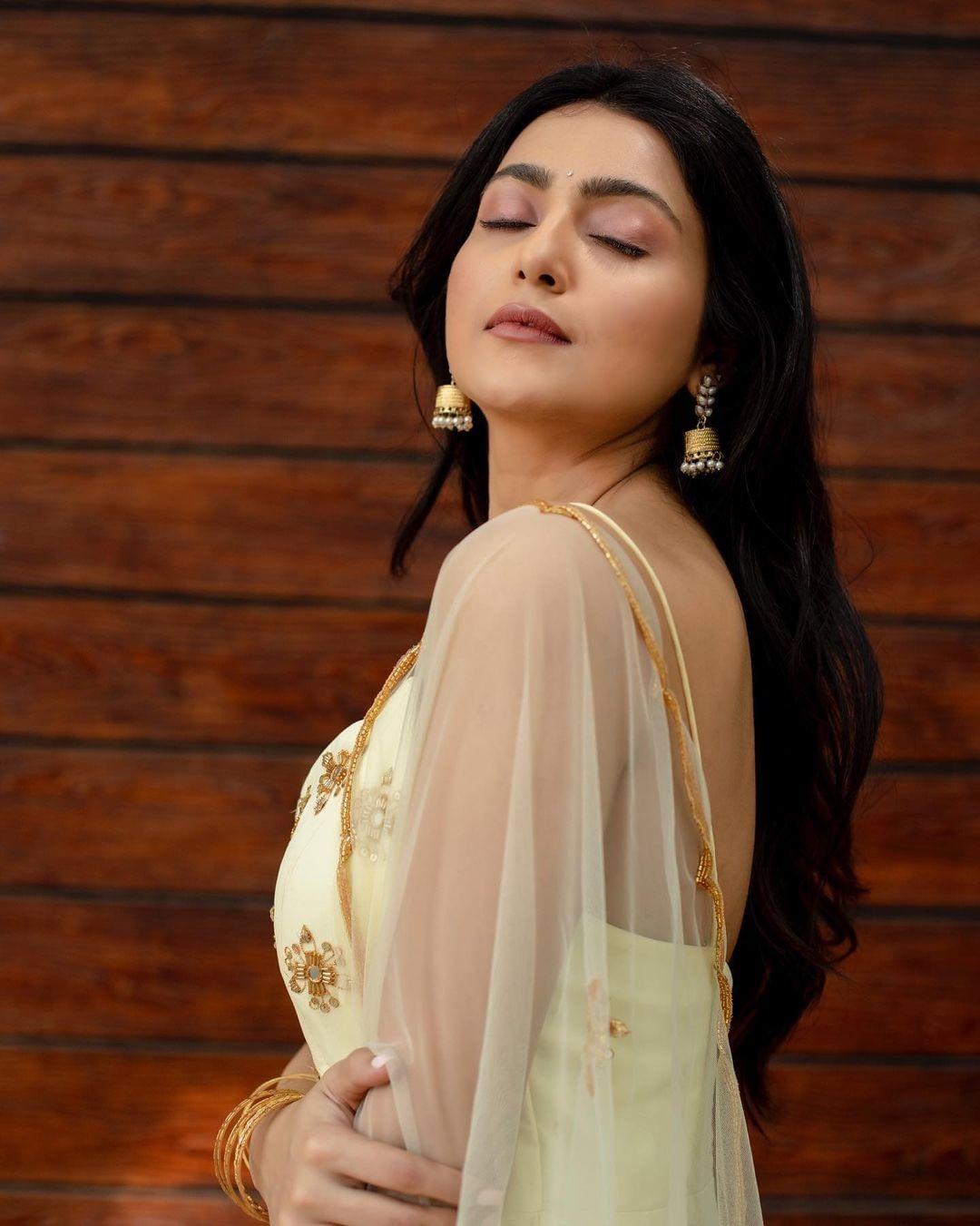 Exclusive hot and spicy stills| Avantika mishra looking very glamours and cute stills