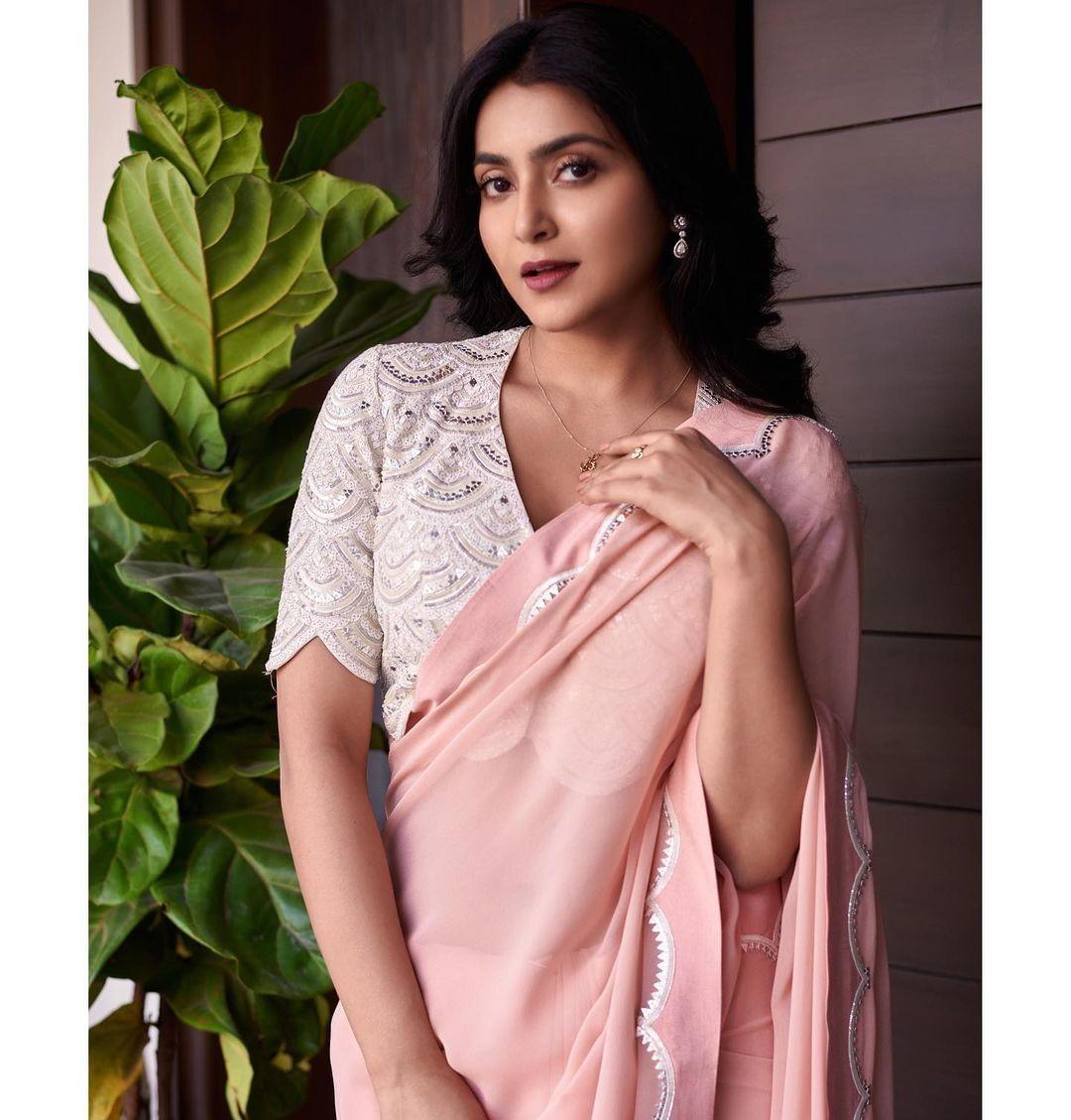 Exposing hot photos gallery | Avantika mishra in Rose saree glamorous and cute stills
