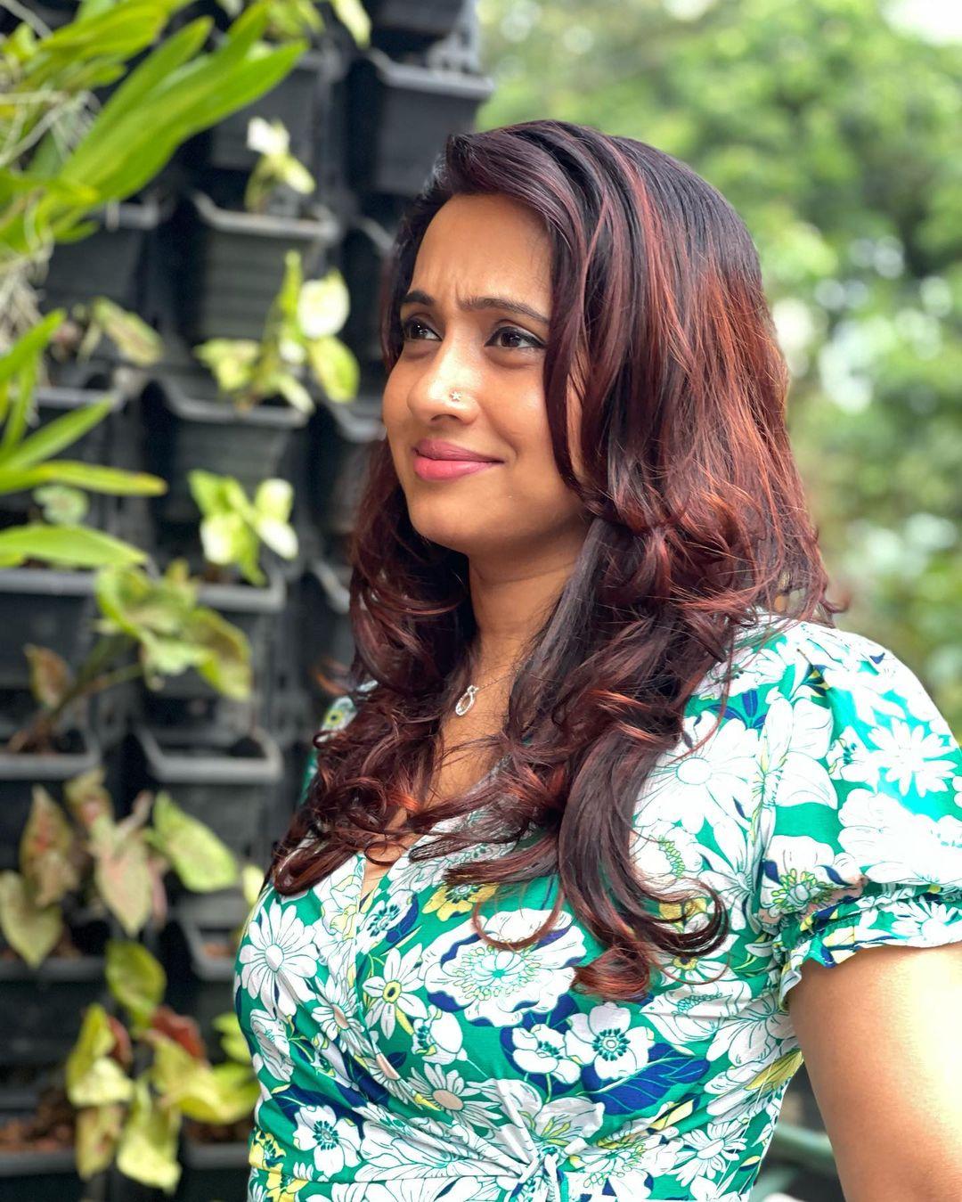 Exposing very hot and spicy stills | Poojitha menon very glamours and sexy photos