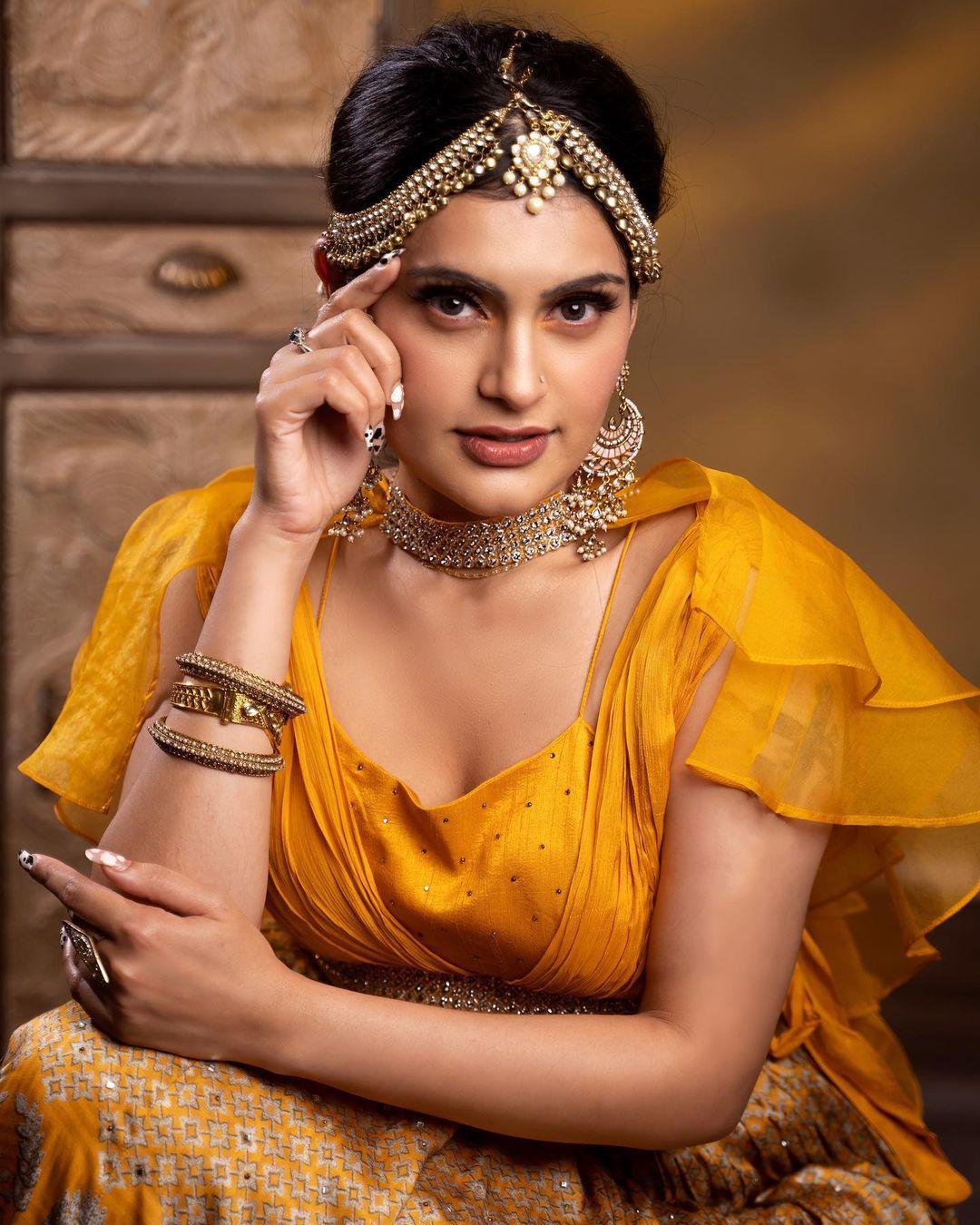 Glamours and cute stills | Shanu Suresh very glamours and cute photos in yellow dress
