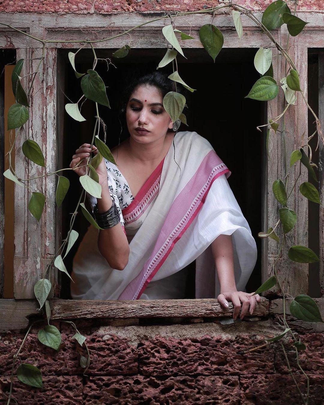 Hot and sexy photoshoot | Deepa Thomas in Saree hot and spicy photos