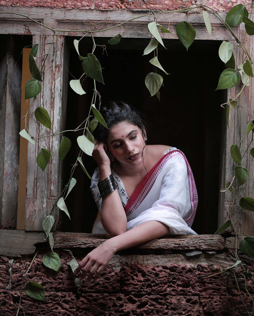 Looking very attractive and cute stills | Deepa Thomas in Saree hot and spicy photos