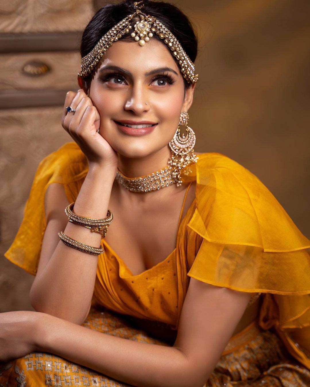 South Indian Actress hot photos | Shanu Suresh very glamours and cute photos in yellow dress