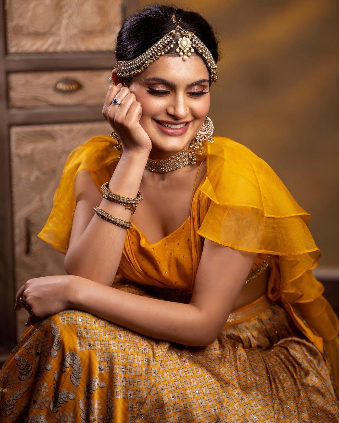 Tamil sexy actress hot photos |Shanu Suresh very glamours and cute photos in yellow dress